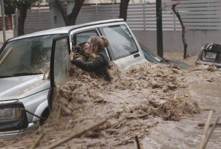 автомобиль после наводнения, затопленный салон