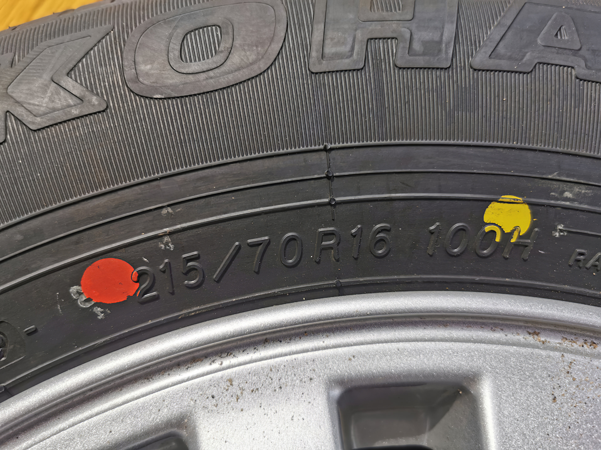 Цветные метки используемые для маркировки шины. Желтый и красный кружок на шине