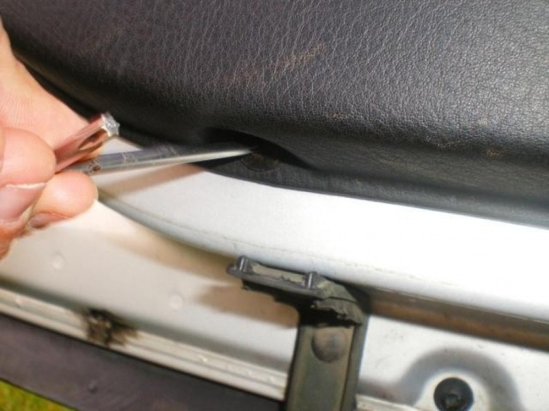 Снятие и замена обшивки задней двери в Volkswagen Passat B5