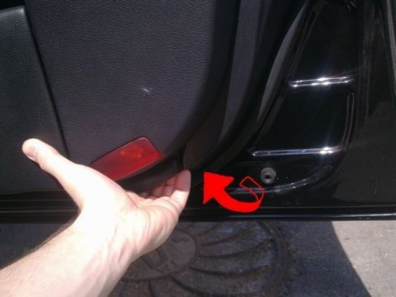 Снятие обшивки двери Lexus IS 250 отщелкиваем клипсы