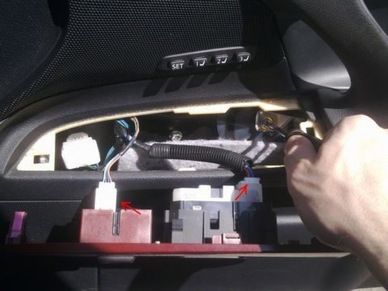 Снятие обшивки двери Lexus IS 250 откручиваем болты