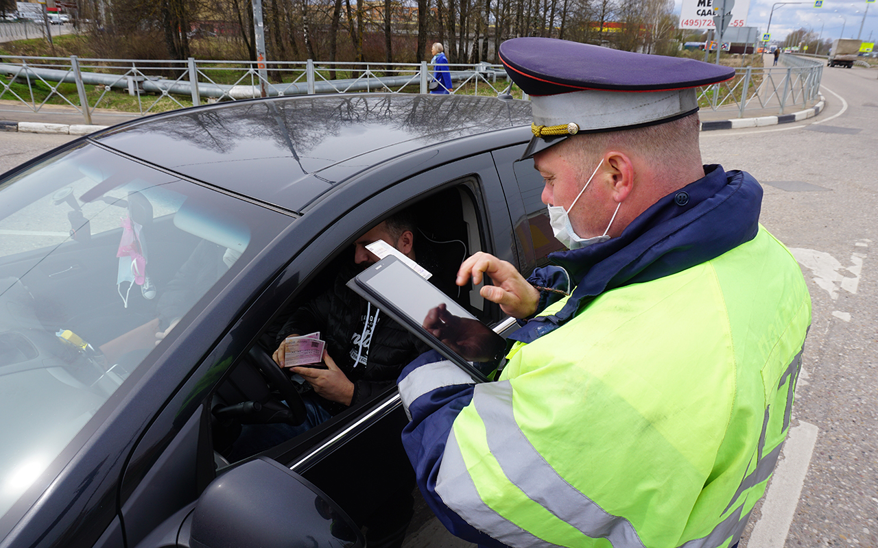 Какие документы водитель должен предъявить инспектору