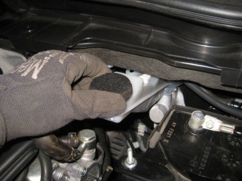 Замена задних тормозных колодок Mazda CX-5 тормозная жидкость