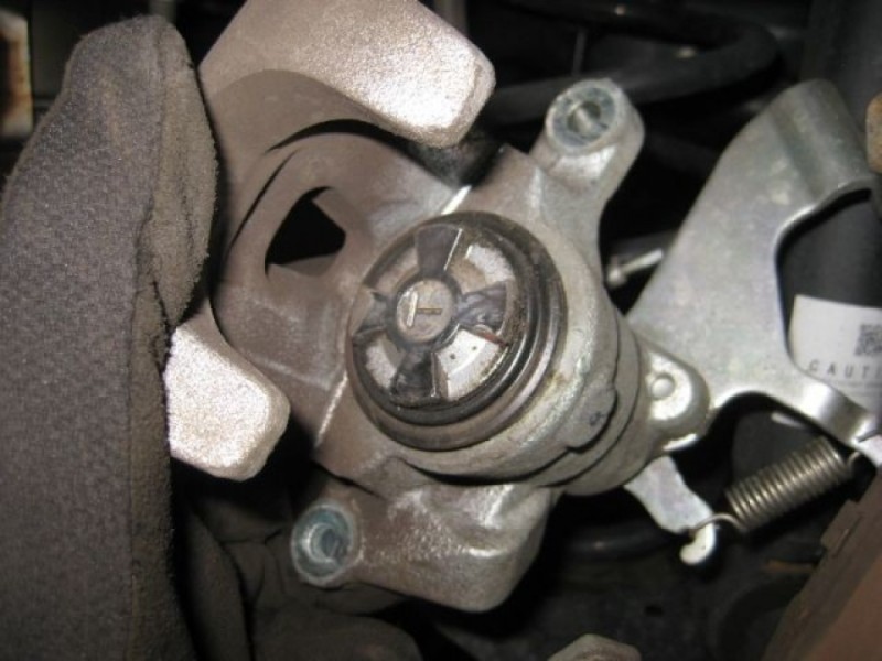 Замена задних тормозных колодок Mazda CX-5 снятие суппорта
