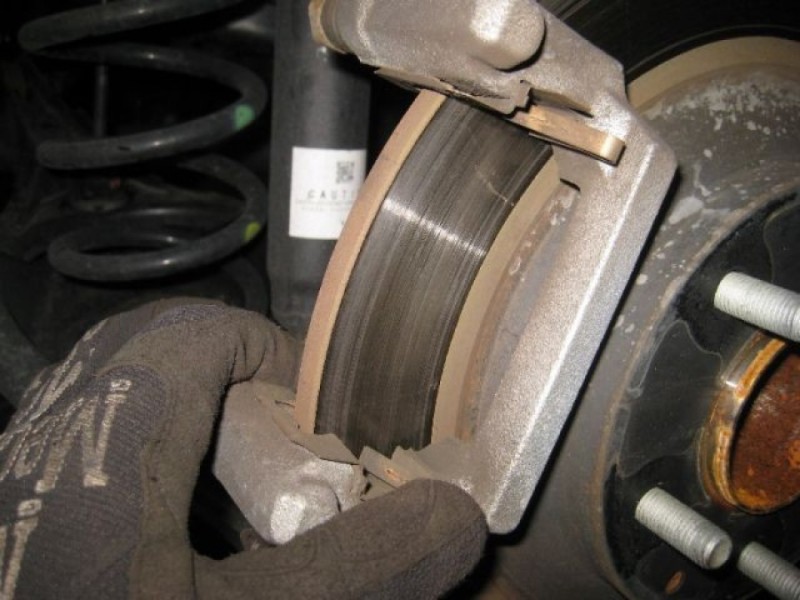 Замена задних тормозных колодок Mazda CX-5 кривой диск