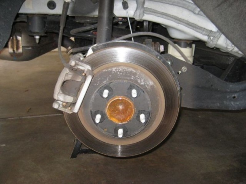 Замена задних тормозных колодок Mazda CX-5 тормозной диск