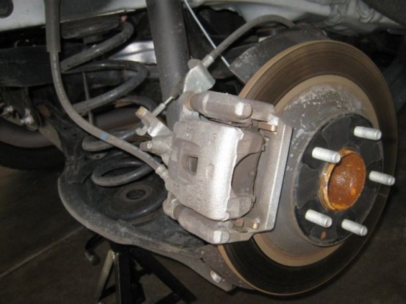 Замена задних тормозных колодок Mazda CX-5 суппорт