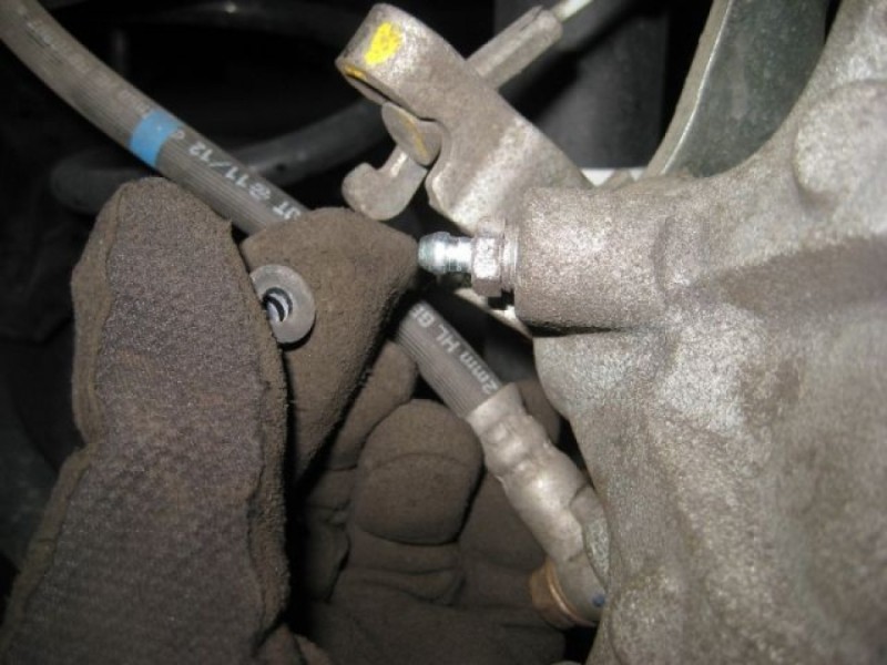 Замена задних тормозных колодок Mazda CX-5 сливной штуцер